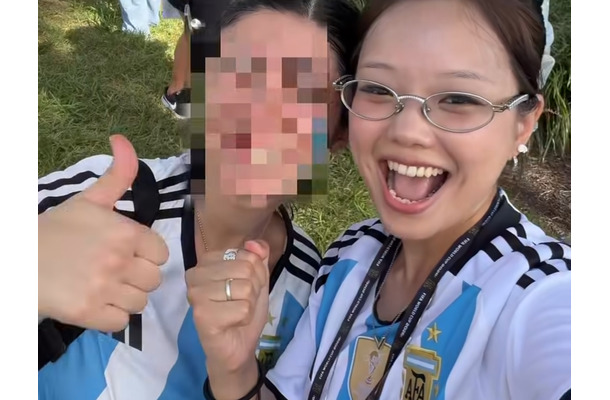 メッシのユニフォームを踏みつけ侮辱、サッカーファンを敵に回した韓国女性ユーチューバーが謝罪