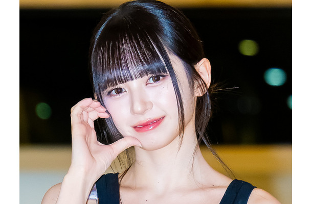美背中あらわ…日本人K-POPアイドル、“キャミ1枚”のヘルシー肌見せショット公開「やば！」「惚れた」