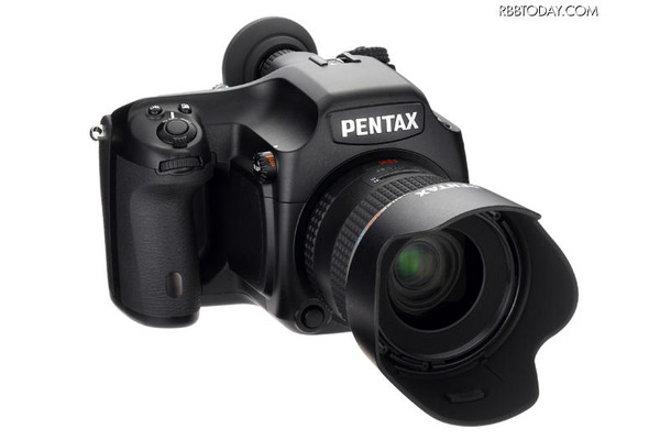 標準レンズを装着した「PENTAX 645D」の前面