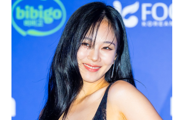 ぴったぴたの白衣装で“びしょ濡れフェス”に登場！避妊具ばらまきも話題のBIBI、妖艶な美しさ