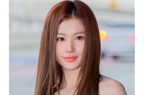 ボタンがはじけ飛びそう…TWICE・サナ、“透け透け”極薄トップスから溢れるふっくら感「すっごい」