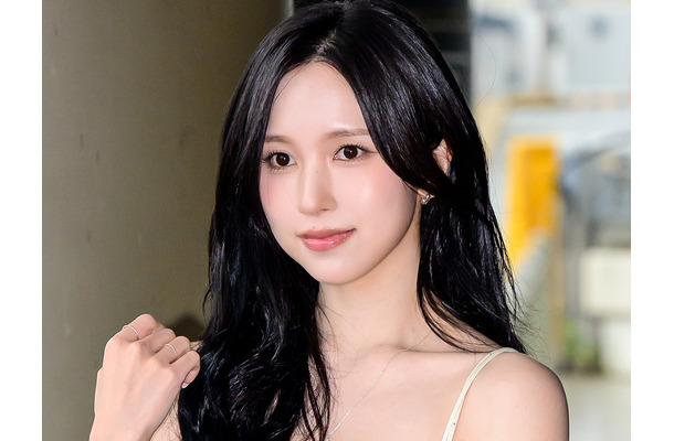 「これはあかん…」TWICE・ミナ、胸元あらわなタイト衣装で際立つ“ボリューム感”に釘付け