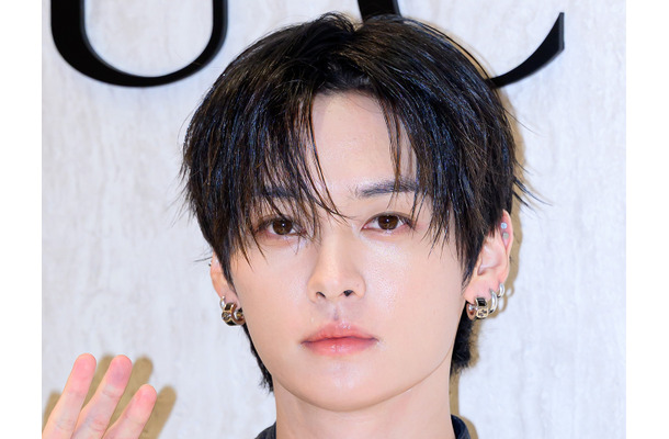 トップスのジッパーを下げ…Stray Kids・リノ、色気溢れる姿で「GUCCI」イベントに登場