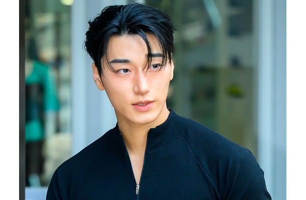 「隣にいたらびびる」ATEEZ・サンが東京の街中に！“彼氏感”あふれるオフショットにファン悶絶