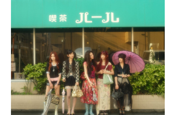 見慣れた“日本の街並み”を背景に…KiiiKiii、懐かしさ漂う新ビジュアルで唯一無二の世界観を表現
