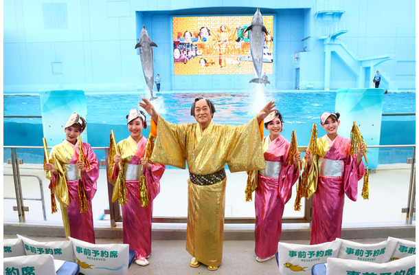 松平健がクルーズ船で登場！「八景島シーパラダイス」のイルカショーにサプライズ出演し大歓声！