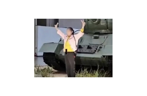 放尿などに続いて、またしても中国人の迷惑行為か…韓国・戦争記念館で戦車に上る観光客が物議