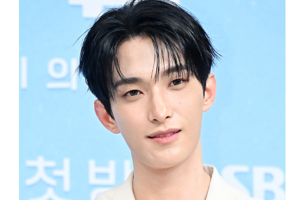 SEVENTEEN・ドギョム、“恋リア番組”の制作発表会に出席！ホワイトコーデで爽やかさ全開