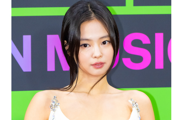 ほぼ見えてる…BLACKPINK・ジェニー、大胆すぎる“スケスケ”衣装で視線強奪「うわあああ」「すごい」