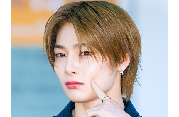 Stray Kids・I.N、シルバーヘアに大胆イメチェン！美形際立つ“短髪ビジュ”で魅了…「超似合う」