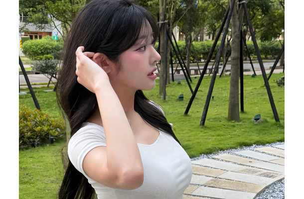 「けしからんサイズだ…」爆裂ボリューム際立つ韓国人気チア、スイムウェア姿に反響「女神」