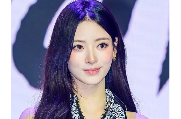 脇腹パックリ…日本人K-POPアイドル、肌見せ衣装で“異次元の美貌”を披露「同じ人間とは思えない」