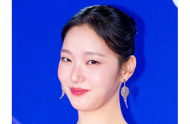 『トッケビ』俳優の愛らしい反応も！女優キム・ゴウン、大賞受賞で家族＆仲良し俳優たちが大喜び