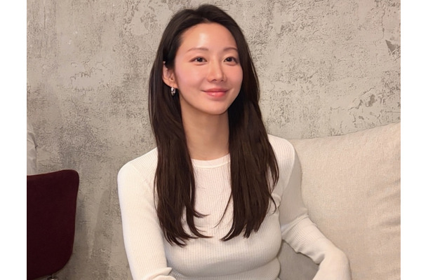 “ボリューム”際立つタイトワンピ、抜群の存在感見せる韓国シンママ女優　双子の母とは思えぬスタイル