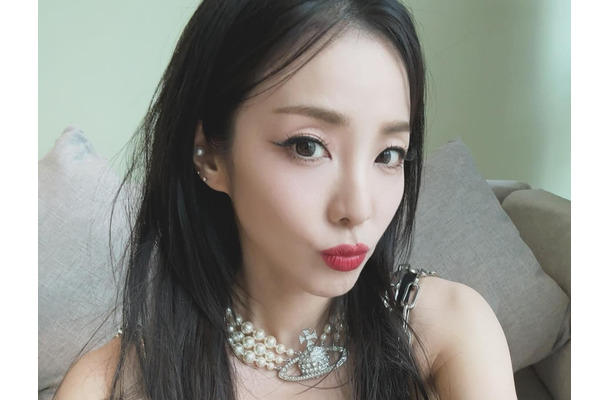 「思い切って全部脱ぐ」発言も話題に、体重37kg公言の韓国美女歌手がスイムウェアでプールサイドに