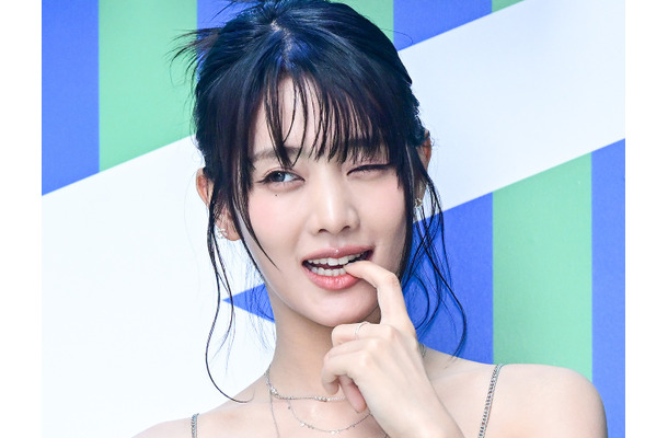 素肌に巻き付くチェーンが刺激的…ミンニ、布がほぼ無い“攻め衣装”「ヤッバ」「直視できない」