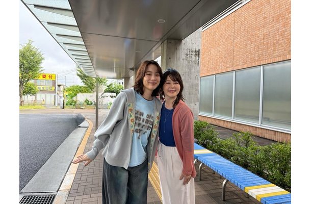 のん、ドラマのオフショット公開　花柄パンツ＆フルーツ柄ワンピの秋先取りコーデに絶賛の声