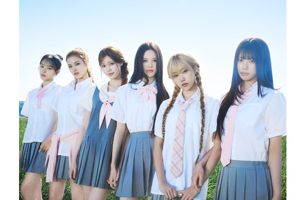 6人6色の制服姿で魅了！izna、日本デビューAL『HANDLE WITH CARE』コンセプトフォト公開