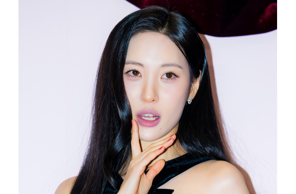 まさかの丸出し衣装…“神アングル”でたっぷりボリュームを存分に見せた元アイドル、ソンミ