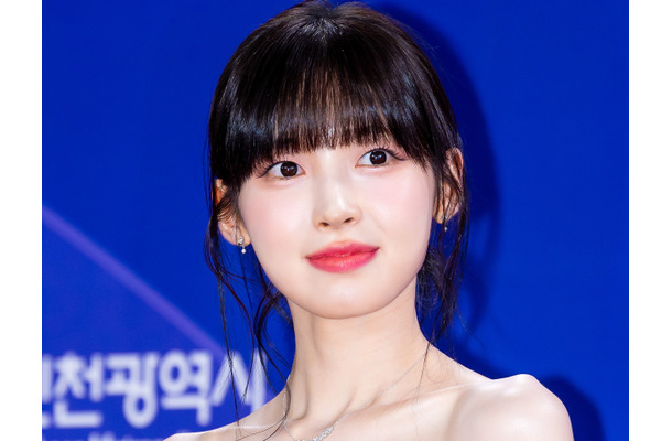 鎖骨がくっきり…アリン、紐なしドレスからのぞく“華奢ボディ”に釘付け「お美しい」「見惚れた」