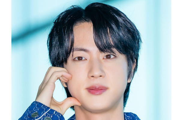 「パリが輝くのは彼の美貌のおかげ」BTS・JIN、“彫刻級”の容貌を存分に見せた単独撮影
