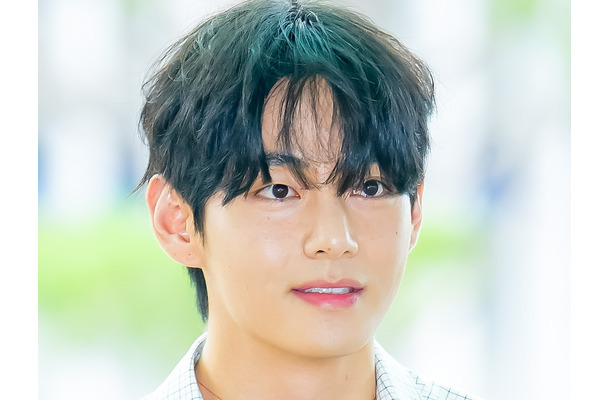 BTS・V、ドアップ自撮りからリラックス姿まで…近況大放出！メンバーとの“日常ショット”にファン歓喜