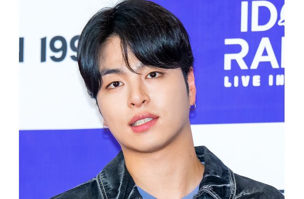 入隊控え“坊主姿”に！iKON・JU-NE、メンバーとの敬礼ショット公開「元気に行ってきます」
