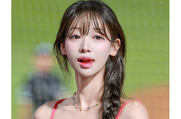 「わぁデカい…」韓国チア、収まりきらない“ボリューム感”！存在感たっぷりキャミワンピ姿に釘付け