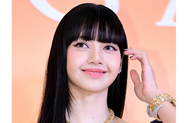 「すごい」BLACKPINK・リサ、スイムウェア姿で“完璧スタイル”　船上バカンスSHOTに釘付け