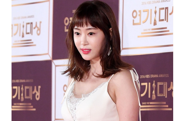 デカすぎて「制服のボタンが弾け飛んでいた」 “整形7回”の韓国女優、幼少期からのコンプレックスを告白