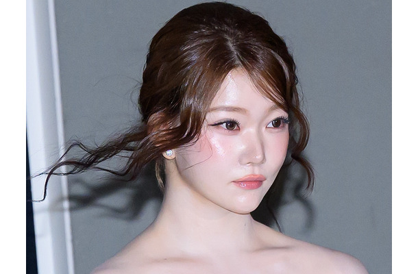 透け感たっぷりでヒヤヒヤ…日本人K-POPアイドル、レーストップスで地元・大阪を散策