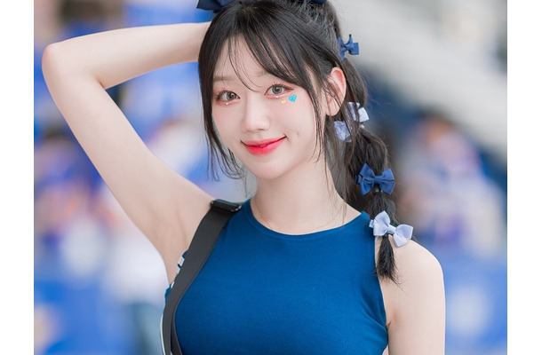 目を奪われるボリュームと魅惑の“一筋”、韓国美女チアの可憐なドレス姿に「ビジュアル爆発」の声