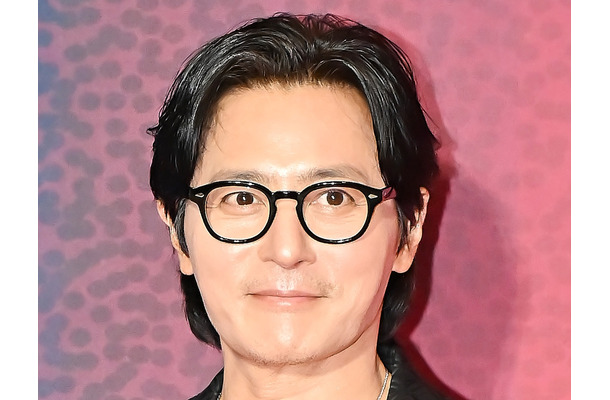 チャン・ドンゴン、突然浮上した“整形疑惑”について自ら説明　実の父も信じた騒動の真相は？