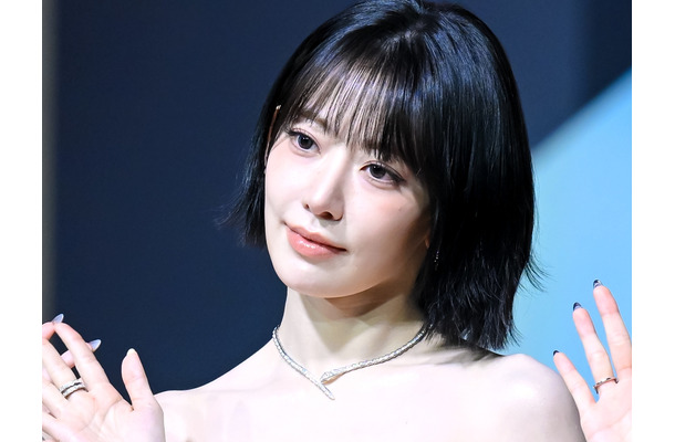 縦線うっすら…LE SSERAFIM・ 宮脇咲良、ピチっとへそ出し衣装で“美くびれ”あらわ「女神だ」