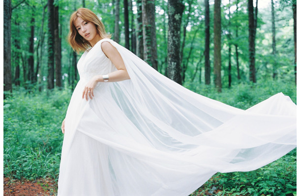 石井杏奈が『ゼクシィ』表紙に登場！軽井沢の自然に包まれた花嫁姿を披露