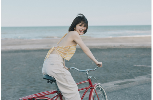 自転車に乗って満開の笑顔を見せる長濱ねる。(写真は本編には掲載していないオリジナルカット）