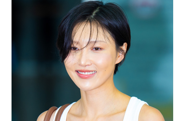 過激ダンスが「公然わいせつ」と告発されたファサ、開放的な胸元に釘付け…“カウガール風”コーデで魅了