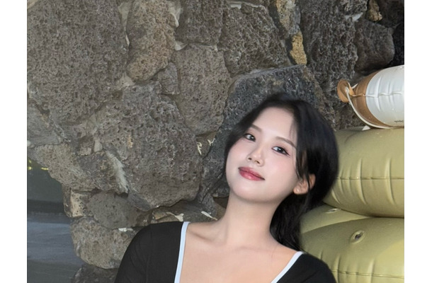 本当に19歳！？サッカーレジェンドの娘イ・ジェシ、オールブラックで際立つプロモデルの存在感