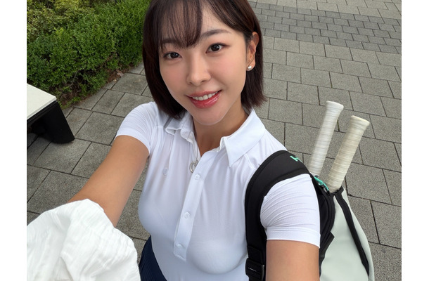 白いテニスウェアを突き破りそう…隠し切れない“くっきり”存在感　離婚した韓国女優のさわやかスタイル