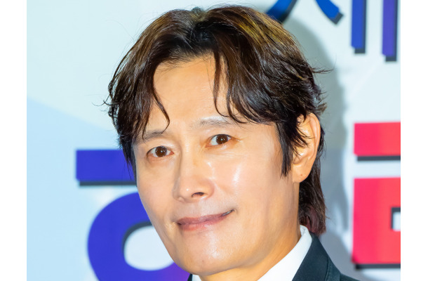 映画・ドラマ界で存在感を増すAIに緊張…俳優イ・ビョンホン、授賞式で語った新時代との向き合い方