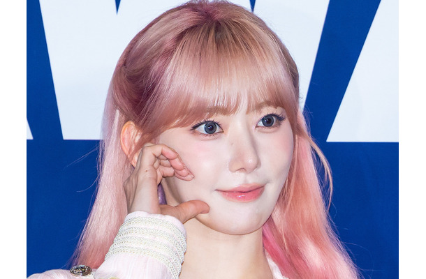 LE SSERAFIM・宮脇咲良、“羊肉串”片手にビールをゴクリ！ほんのりピンクの頬にファン悶絶