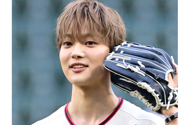 &TEAM・EJ、爽やか“ユニフォーム姿”で球場を魅了！ひときわ輝く存在感に反響続々「眩しい…」