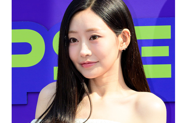 上も下も“ギリギリ”…黒ミニワンピ姿のジュリー、危険なしゃがみポーズに「目のやり場に困る」