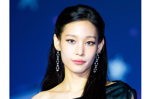 ずり落ちそう…財閥令嬢K-POPアイドル、“紐なし”ワンピで大胆肌見せ！艶やかな色気で魅了