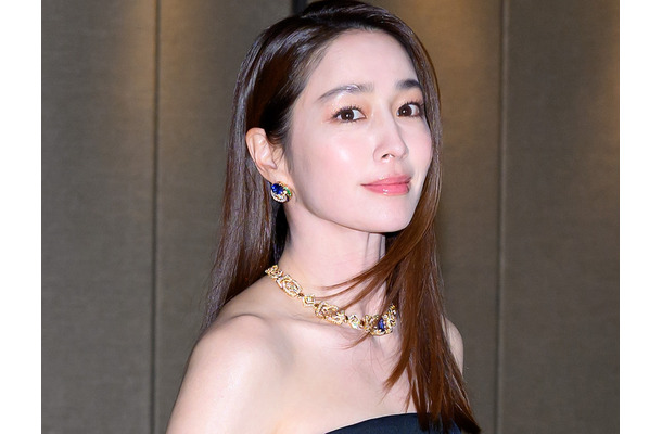 「出てた…」イ・ビョンホンの美人奥さま、黒ドレス姿で“うっかり露出”　衣装ハプニングに自ら言及