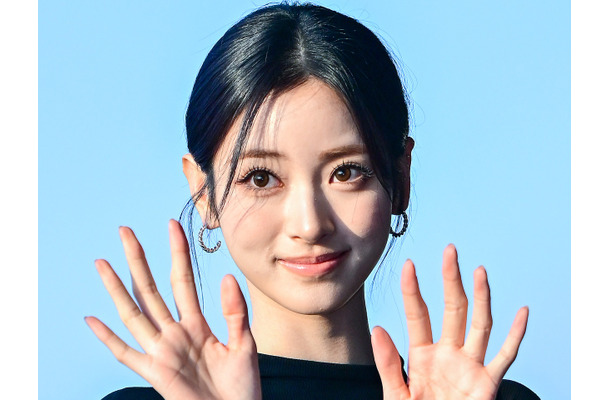 MEOVVの日本人メンバー・アンナ、“AI級”美貌で視線独占！シックなブラックコーデで日本へ出国