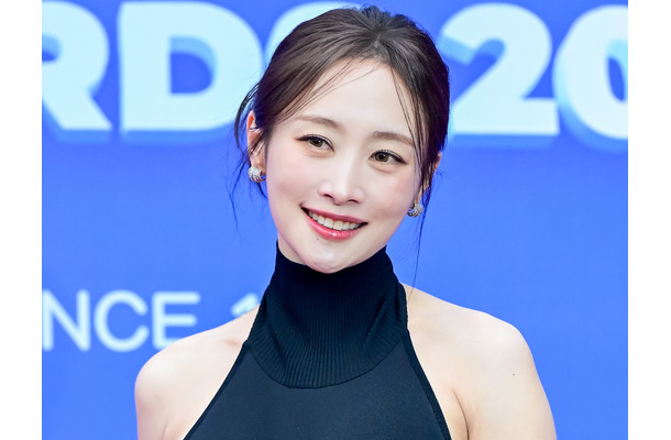 ヴィーナスラインあらわ…KARA・ニコル、“大胆肌見せ”姿に視線集中「ヤバい」「色っぽい」