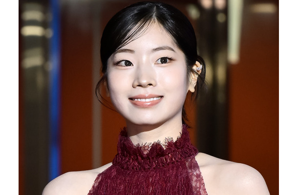 ヴィーナスラインに釘付け…TWICE・ダヒョン、“美背中”まる見えドレスで映画祭に出席「女神だ」