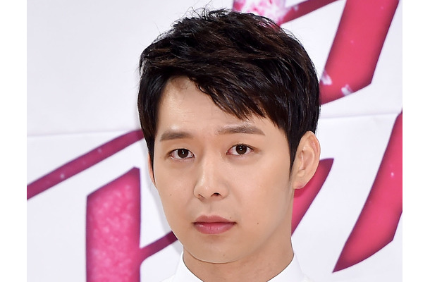 韓国で活動できない元東方神起・ユチョン、40歳の近影に注目…金髪姿で軽快ダンス
