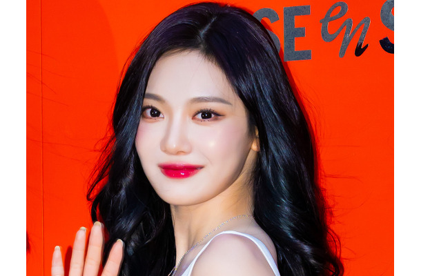 ベッドに寝そべり誘惑ポーズ…aespa・ニンニン、濡れ髪で漂う妖艶ムードに「狂わせにきてる」